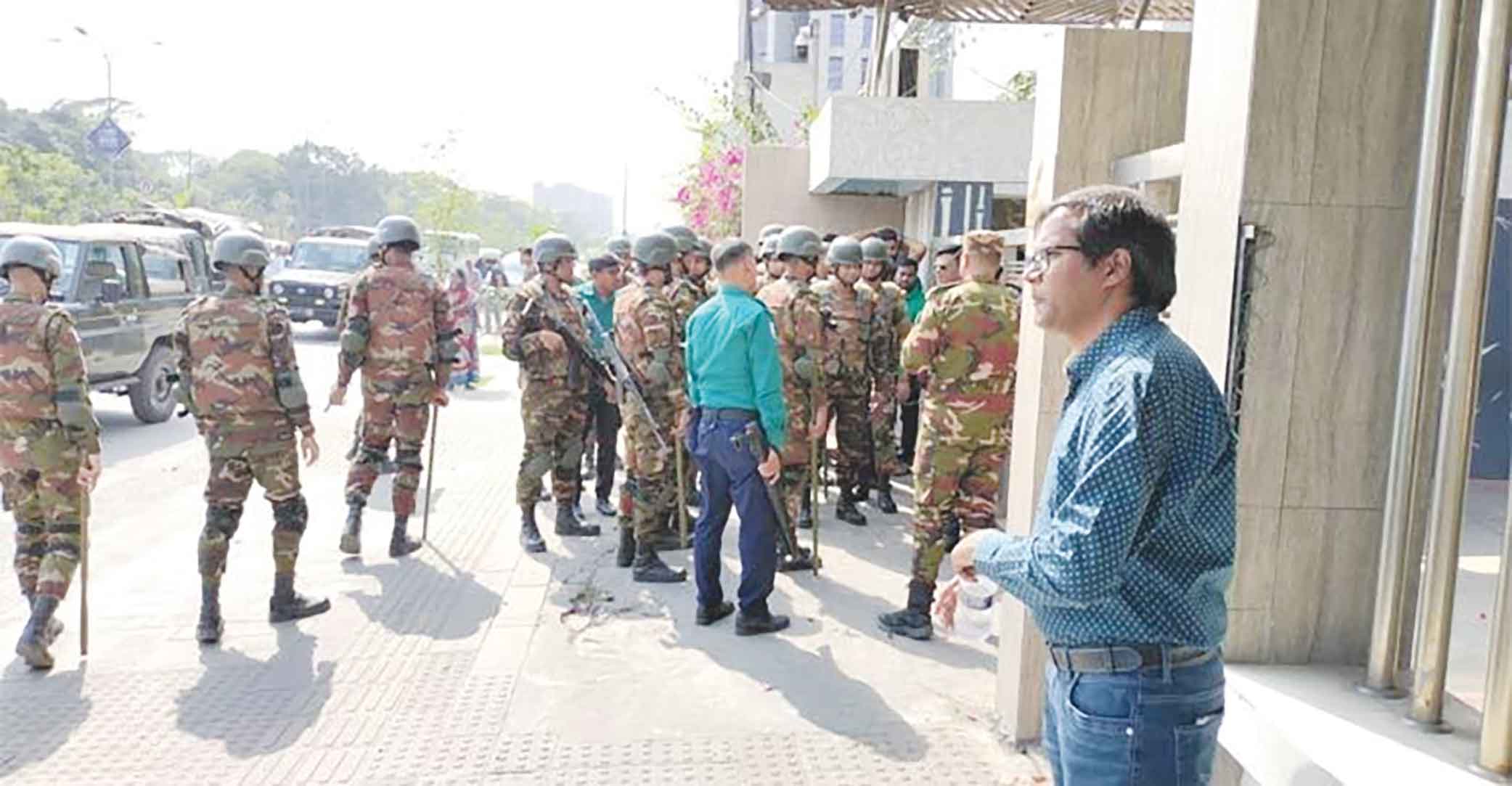 বিএসইসি ঘেরাও, সেনা নিরাপত্তায় কার্যালয় ছাড়লেন চেয়ারম্যান