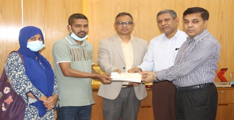 ক্যান্সারাক্রান্ত তৌহিদকে লক্ষ টাকার চেক দিলেন উপাচার্য ড. মো. জাহাঙ্গীর আলম