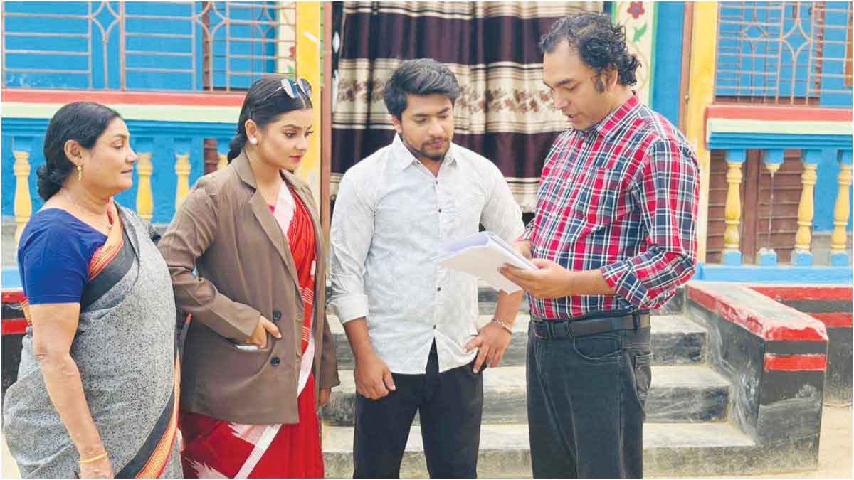 পারিবারিক গল্পে 'আপন পর'