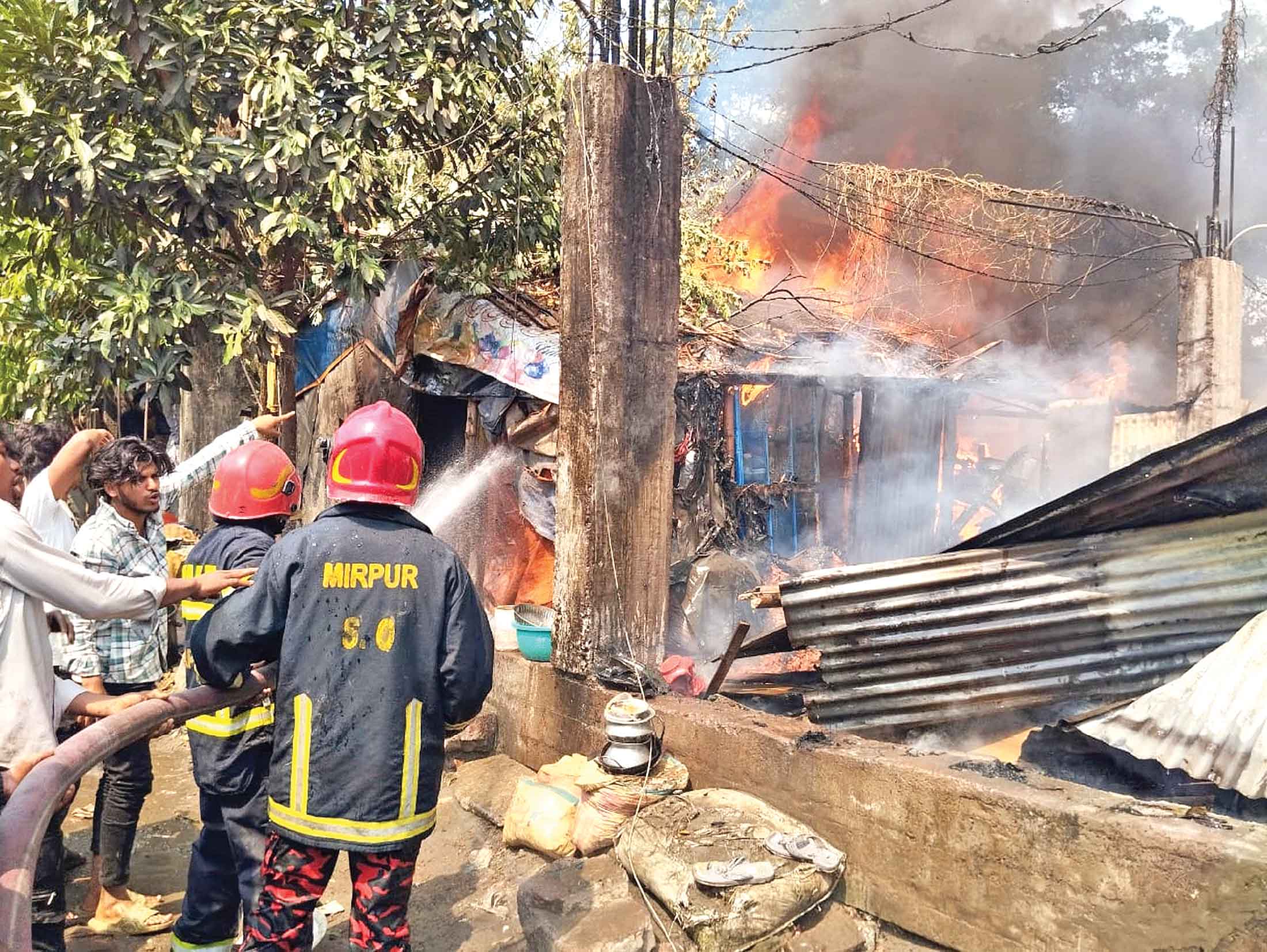 ভাসানটেকে আবুলের বস্তিতে অগ্নিকান্ড
