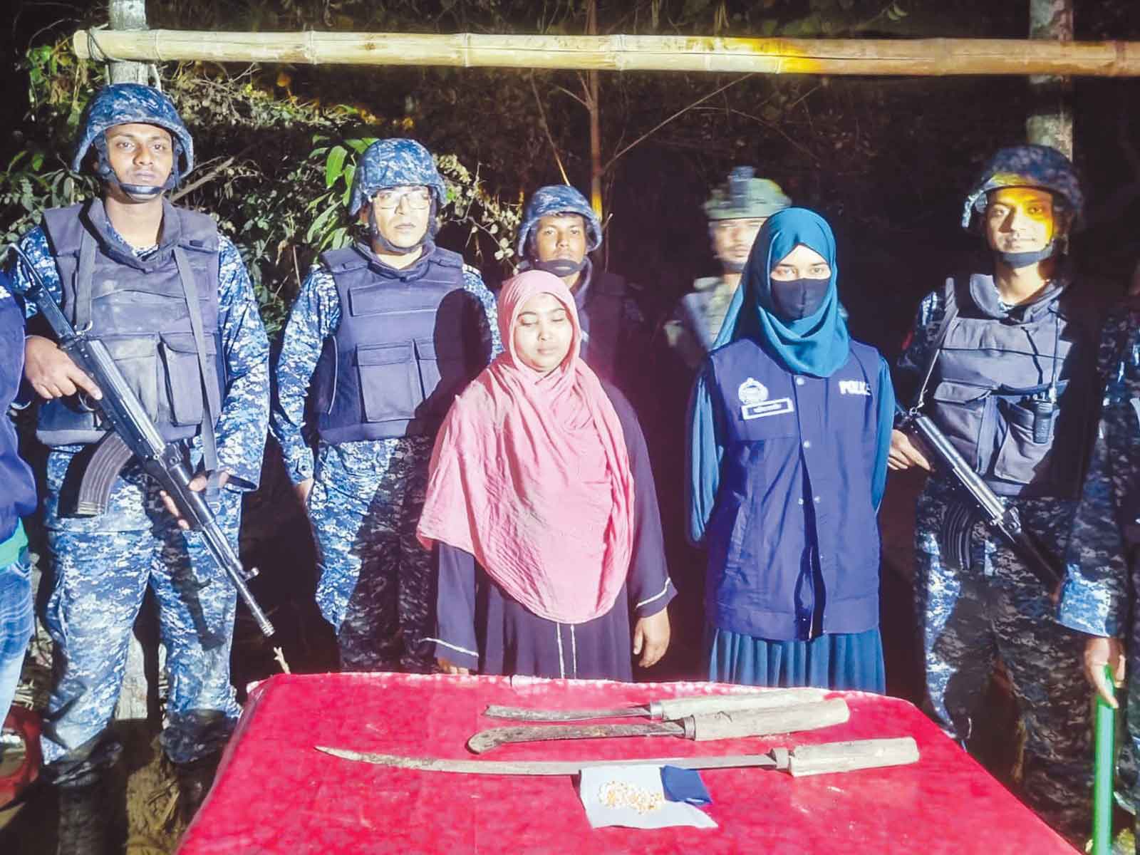 নৌবাহিনী অভিযান:টেকনাফে ডাকাত আটক