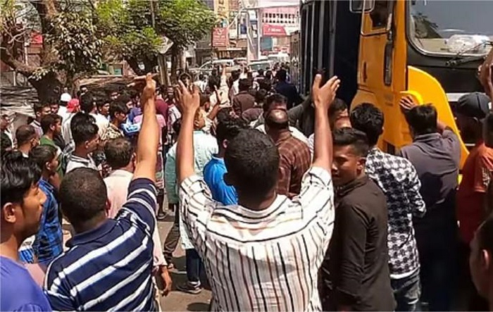 কাপ্তাই রাস্তার মাথায় চাঁদাবাজদের টোকেন বাণিজ্য প্রতিবাদে সড়কের বিভিন্ন স্পটে অবরোধ