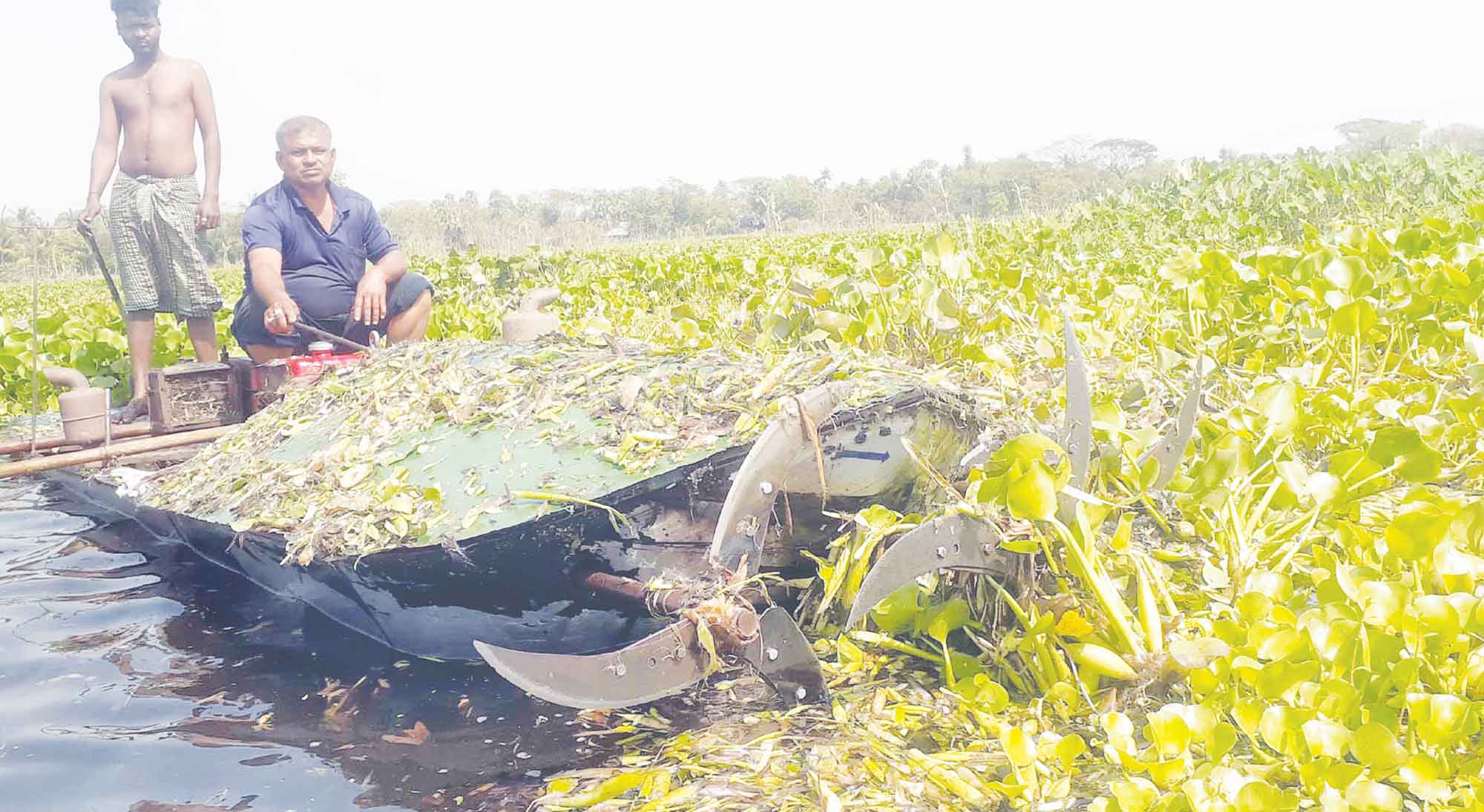 ভবদহ অঞ্চলে প্রদীপের 'শেওলা কাটা মেশিন'