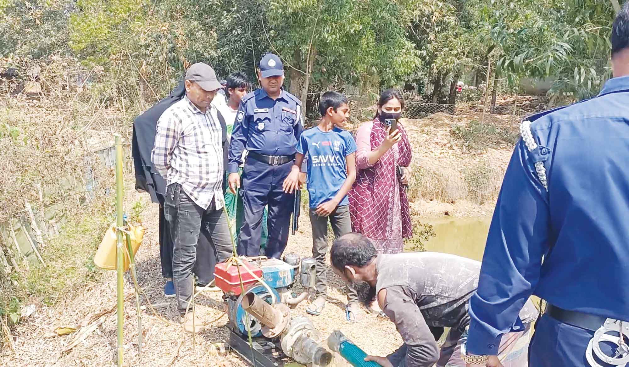 দিনদুপুরে পুকুরের মাছ লুটের চেষ্টা