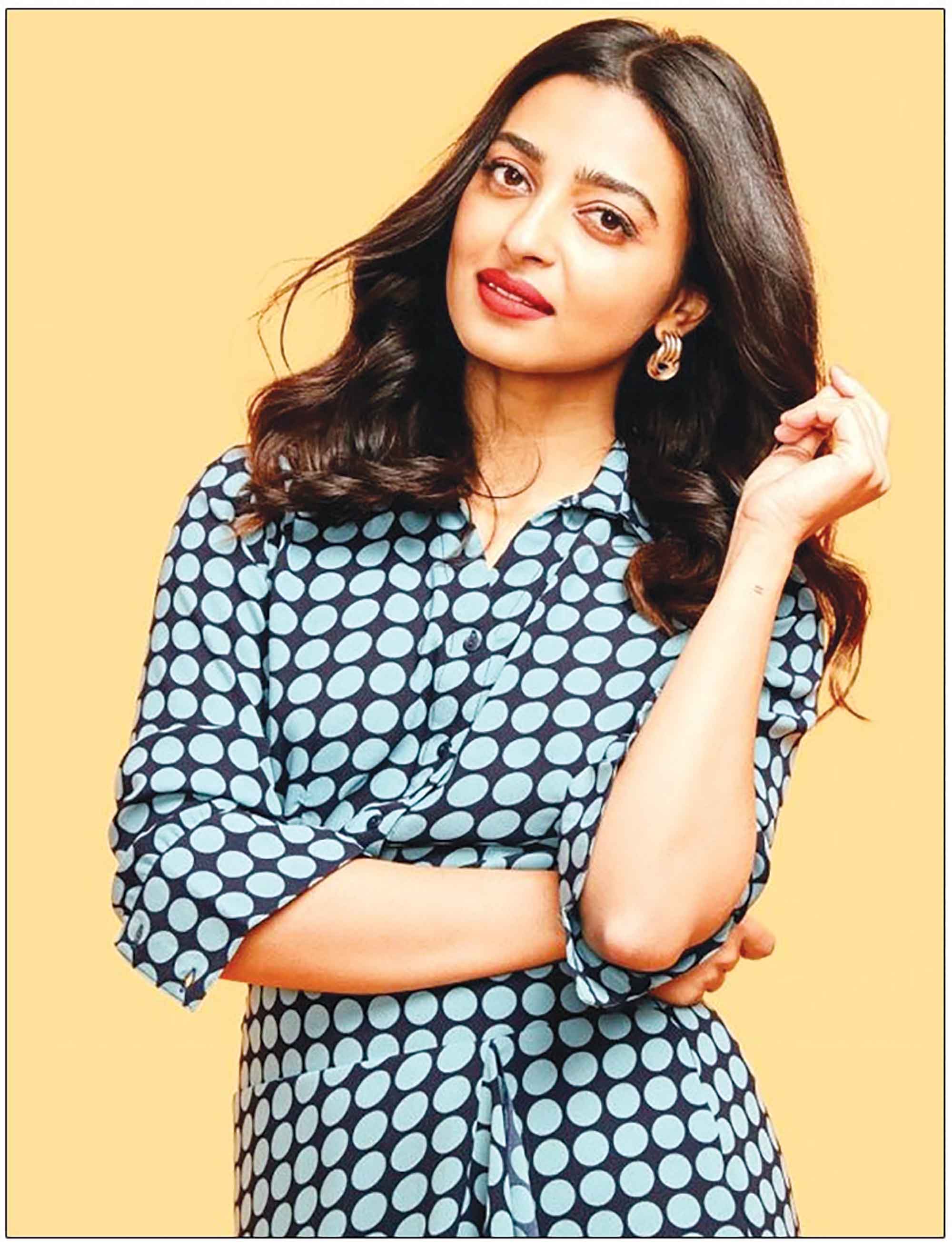 পরিচালকের আসনে রাধিকা আপ্তে