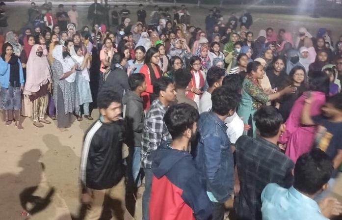 ধর্ষকদের ফাঁসির দাবিতে মধ্যরাতে উত্তাল শাবি