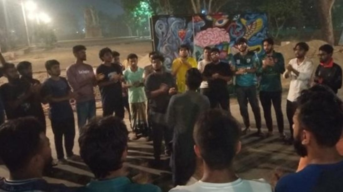 ধর্ষকের বিচারের দাবিতে খুবিতে মধ্যরাতে বিক্ষোভ 