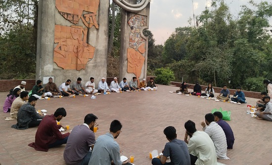 কুমিল্লা বিশ্ববিদ্যালয়ে ইফতার আয়োজন ঘিরে শিক্ষার্থীদের মিলনমেলা