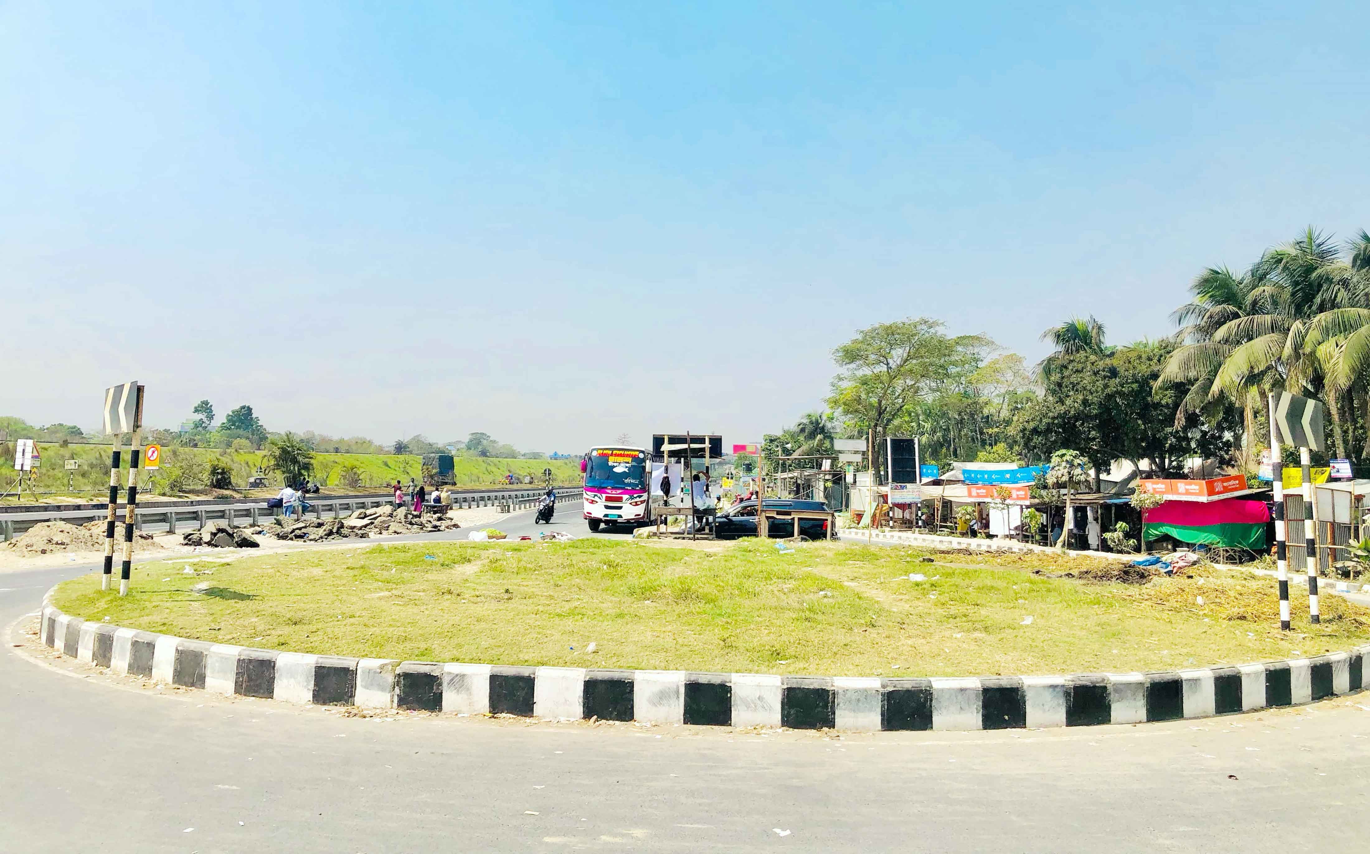অন্ধকার এক্সপ্রেসওয়ের গোল চত্বর, নিরাপত্তাহীনতায় যাত্রীরা