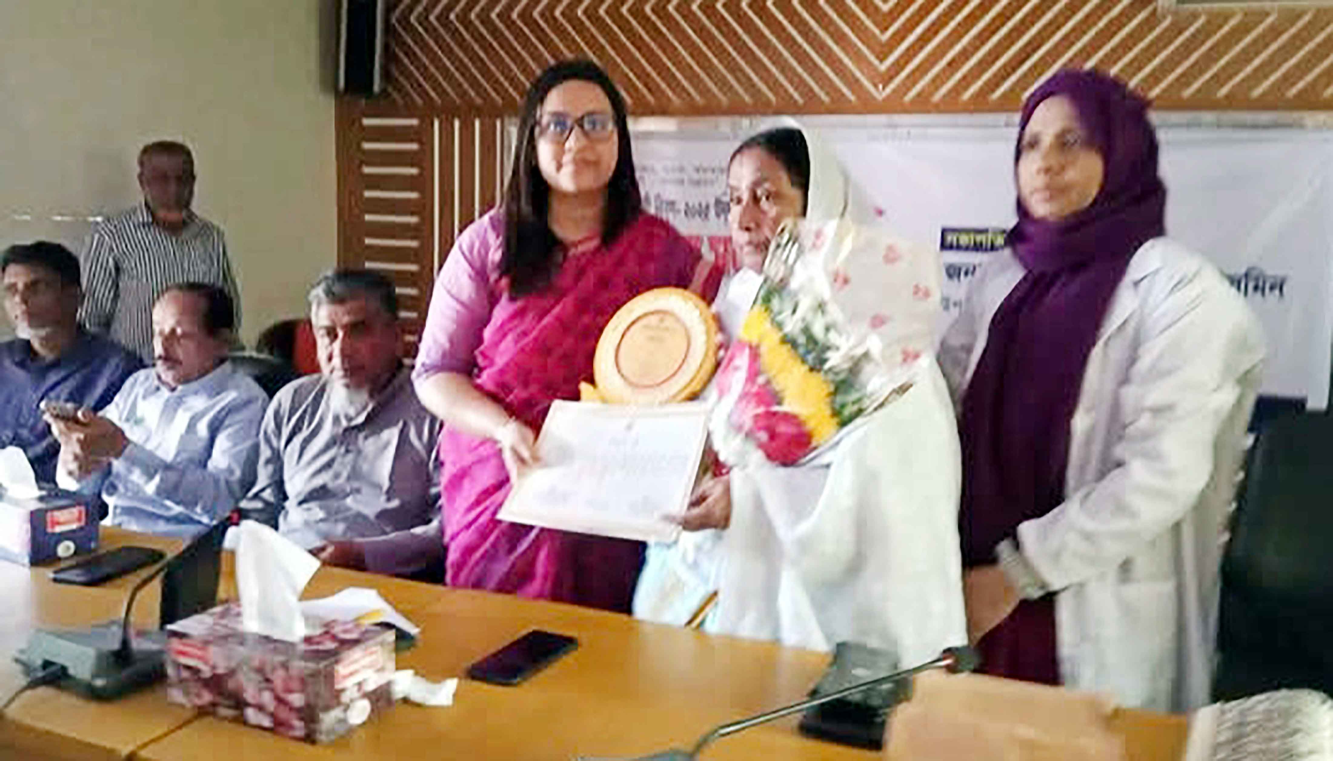 ৪ সন্তান বিসিএস ক্যাডার শিবপুরে 'সফল জননী' হিসেবে জয়িতা সম্মাননা পেলেন ফাতেমা বেগম