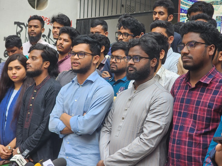 ডাকসু নিয়ে গড়িমসি করছে ঢাবি প্রশাসন: বাগছাস