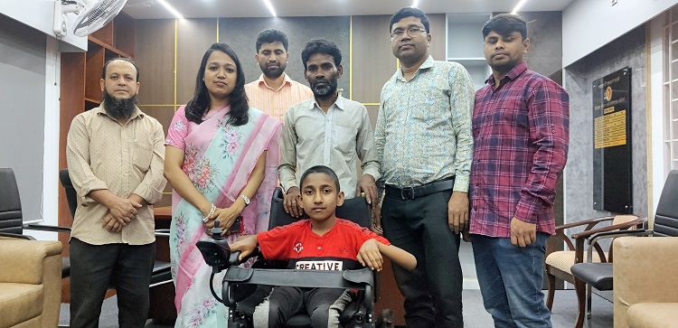 স্কুল পড়ুয়া প্রতিবন্ধী শিক্ষার্থীকে হুইল চেয়ার দিলেন ইউএনও