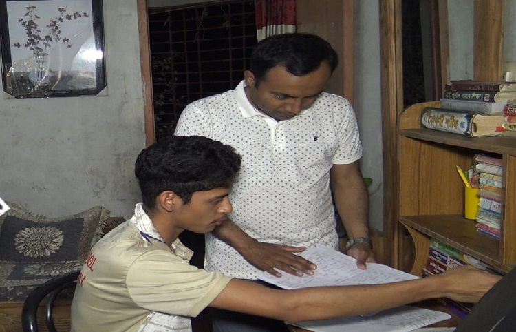 রাতে বাড়ি বাড়ি গিয়ে পরীক্ষার্থীদের খাঁজ নিচ্ছেন ইউএনও
