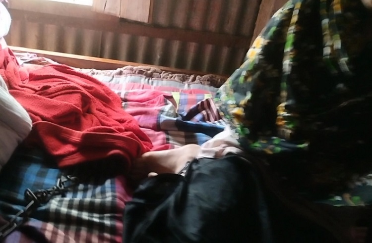 পালিয়ে বিয়ে, অতঃপর মেয়ের পায়ে শিকল পরালো বাবা-মা