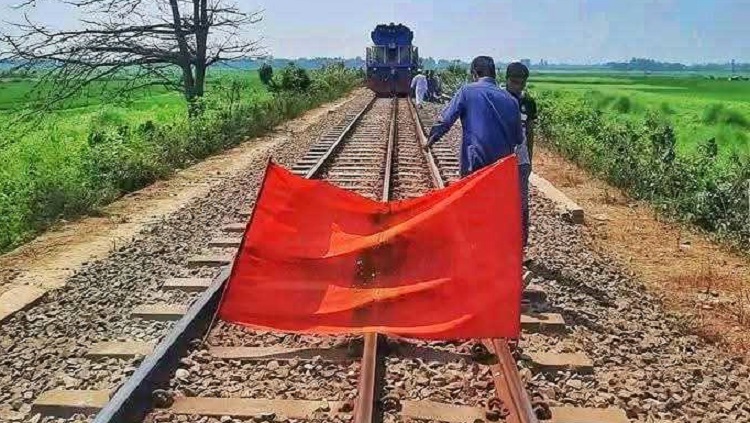 ৩ঘন্টা বন্ধের পর ঢাকার সাথে উত্তরবঙ্গের ট্রেন চলাচল স্বাভাবিক