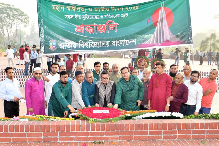 স্মৃতিসৌধে জাতীয় বিশ্ববিদ্যালয় উপাচার্যের শ্রদ্ধা নিবেদন