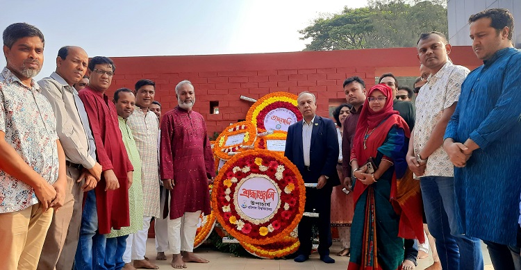 স্বাধীনতা দিবসে বরিশাল বিশ্ববিদ্যালয় প্রশাসনের শ্রদ্ধা নিবেদন