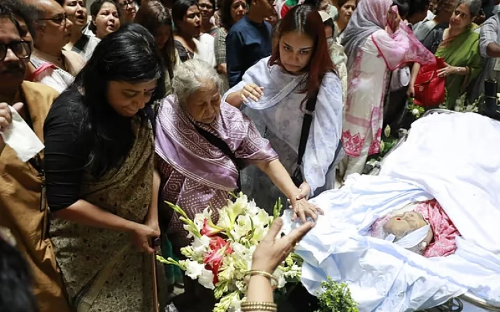 কপালে লাল টিপ ও রবীন্দ্র সংগীত গেয়ে সনজীদা খাতুনের বিদায়