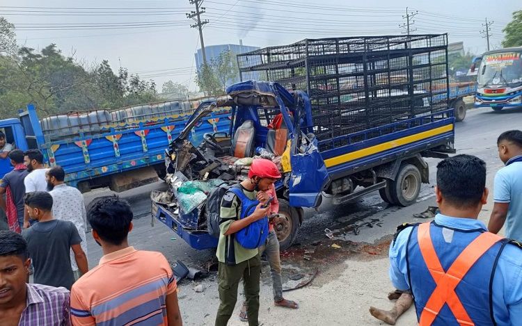 গাজীপুরে সড়ক দুর্ঘটনায় পোল্ট্রি ব্যবসায়ীসহ নিহত ২