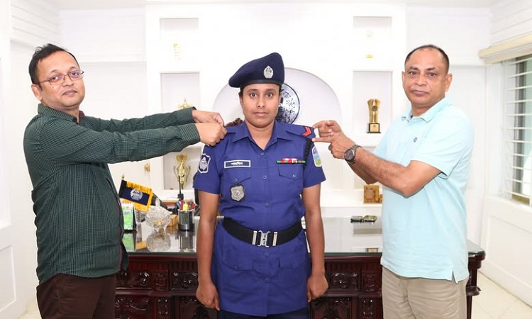 শেরপুরে পদোন্নতি প্রাপ্ত পুলিশ সদস্যকে র‌্যাংক ব্যাজ পরিধান