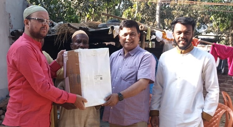 শহীদ আবু সাঈদের পরিবারকে ঈদ সামগ্রী দিলেন বেরোবি উপাচার্য