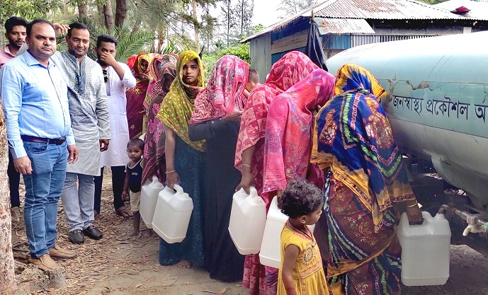 সুবর্নচরে সুপেয় পানির সংকটে জনস্বাস্থ্য অধিদপ্তরের ভ্রাম্যমাণ পানি সরবরাহ