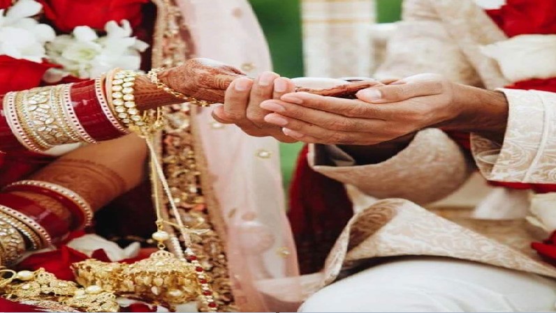 হবু শাশুড়ির প্রেমে মজলেন পাত্র, মেয়ের গয়না নিয়ে চম্পট দিলেন মা