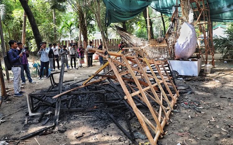 চারুকলায় ফ্যাসিবাদের মুখোশে আগুন রহস্যজনক নয়, পরিকল্পিত: ঢা‌বি সাদা দল 