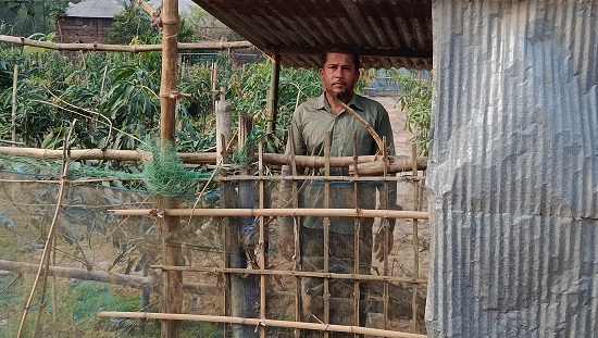 বাঁশের বেড়া দিয়ে যাতায়াতের রাস্তা বন্ধ, ভোগান্তিতে একটি পরিবার 