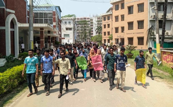 শিক্ষার্থী হেনস্তার প্রতিবাদে পবিপ্রবিতে মিছিল ও স্মারকলিপি