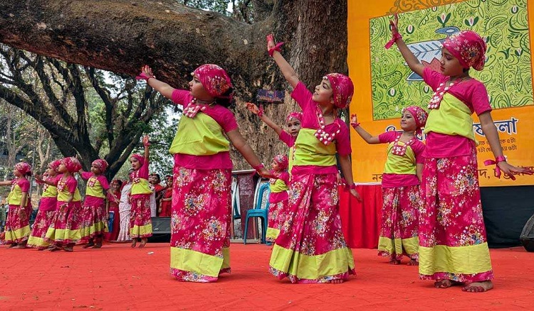 চট্টগ্রামে বর্ণিল আয়োজনে নতুন বছরকে বরণ