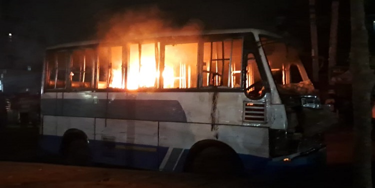 গাজীপুরে মিনিবাস-সিএনজি সংঘর্ষে শিশু নিহত, বাসে আগুন
