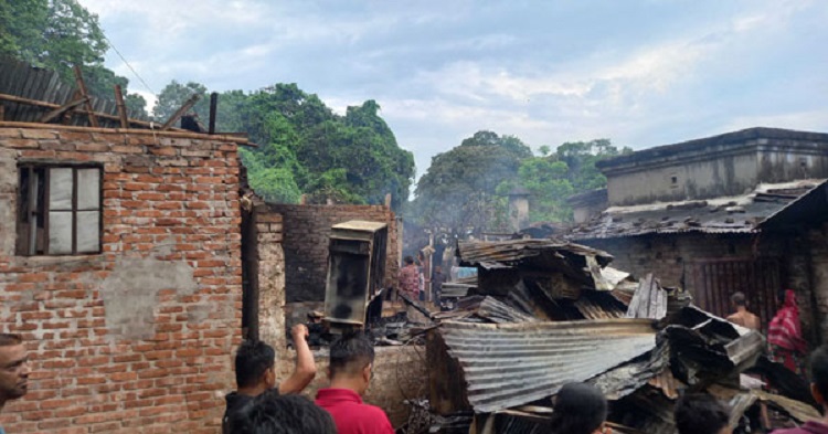 চট্টগ্রামের বস্তিতে ভয়াবহ আগুনে পুড়ল ২৫ বসতঘর