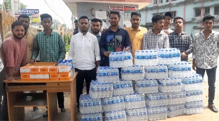 পরীক্ষার্থীদের পানি ও খাবার স্যালাইন দিল ছাত্রদল