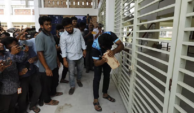 কুয়েট ভিসির পদত্যাগে এক দফা দাবি ঘোষণা শিক্ষার্থীদের