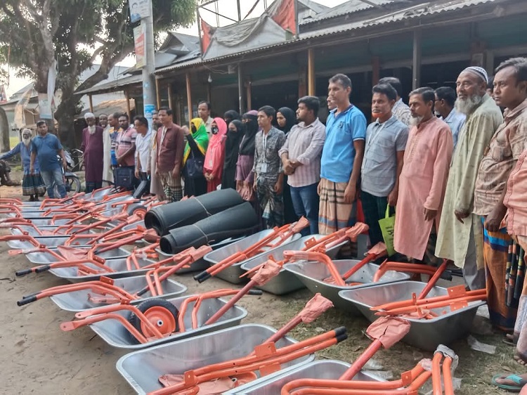 কেন্দুয়ায় এলডিডিপি প্রকল্পের আওতায় উপকরণ বিতরণ