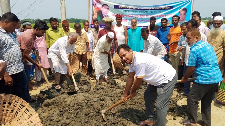 গৌরীপুরে নববর্ষে স্বেচ্ছাশ্রমে রাস্তা সংস্কার করলেন বিএনপি নেতারা