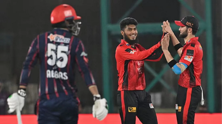 পিএসএলে ফের রিশাদের ভেলকি, ৩ উইকেট নিয়ে জেতালেন দলকে