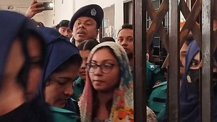 আদালতে মেঘনা আলম, প্রতারণার মামলা