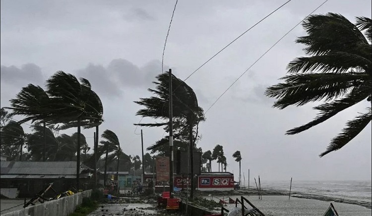 দুপুরের মধ্যে তীব্র ঝড়ের শঙ্কা