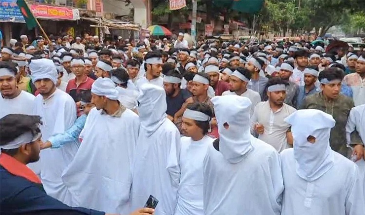 কাফনের কাপড় মাথায় বেঁধে পলিটেকনিক শিক্ষার্থীদের মিছিল