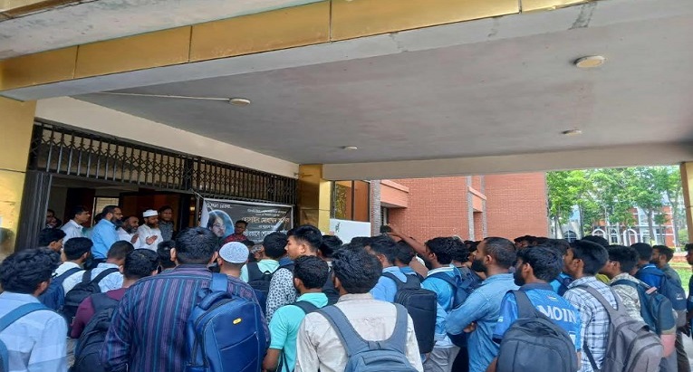 পবিপ্রবিতে কৃষিবিদদের অধিকার আদায়ে শিক্ষার্থীদের বিক্ষোভ 