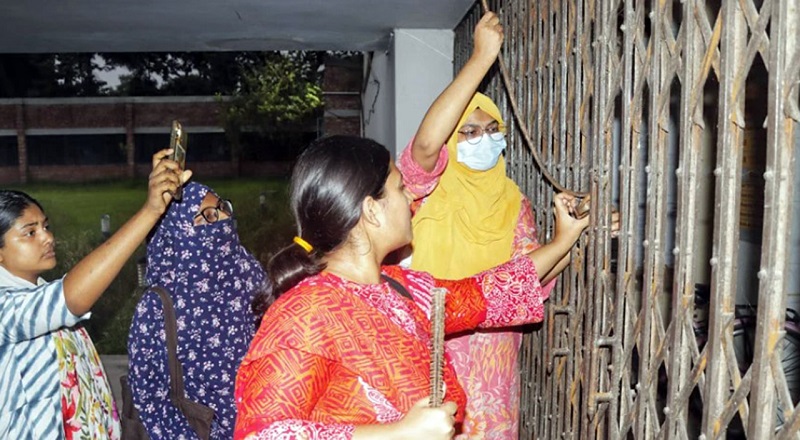 এবার কুয়েটে রোকেয়া হলের তালা ভেঙে ছাত্রীদের প্রবেশ