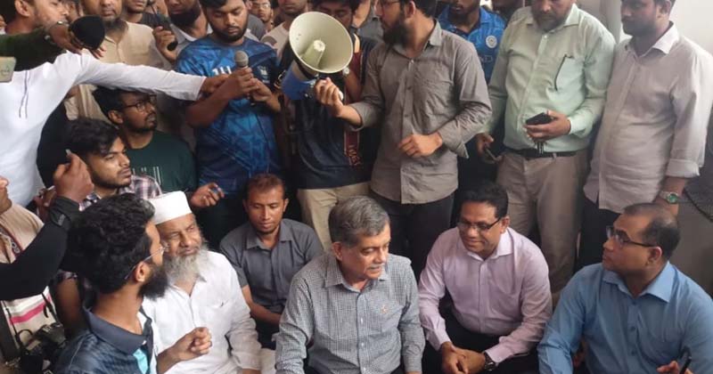 শিক্ষা উপদেষ্টার অনুরোধ প্রত্যাখ্যান, কুয়েট ভিসির পদত্যাগই সমাধান
