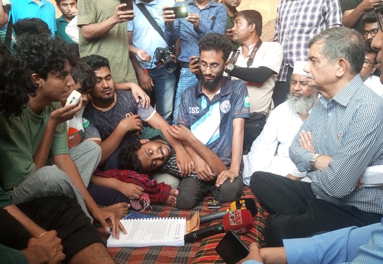 আমাদেরকে সাস্ট হতে দিয়েন না শিক্ষা উপদেষ্টাকে কুয়েট শিক্ষার্থীরা