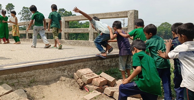 ব্রীজের দুইপাশে সংযোগ সড়ক নাই ৮বছর যাবৎ