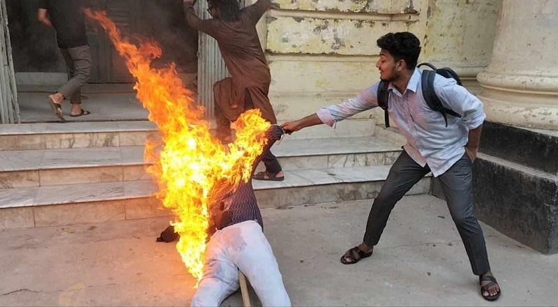 জবি রেজিস্ট্রারকে পদত্যাগ করতে ২৪ ঘণ্টার আলটিমেটাম, কুশপুত্তলিকা দাহ 