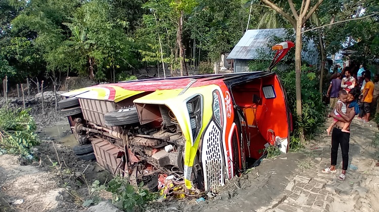 বাকেরগঞ্জে সড়ক দুর্ঘটনায় আহত ১০