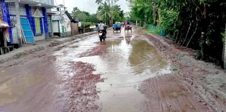 পাইকগাছা- কয়রা সড়ক উন্নয়নে জমি অধিগ্রহণে গাফিলতি
