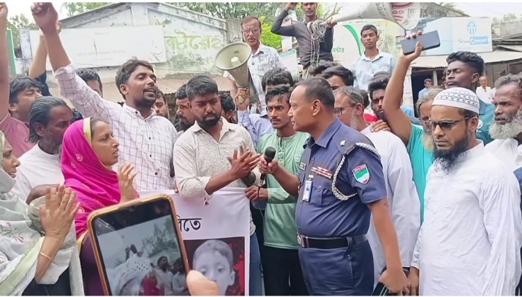 ক্ষেতলালে দ্রুত বিচারের দাবিতে বিক্ষোভ সমাবেশ